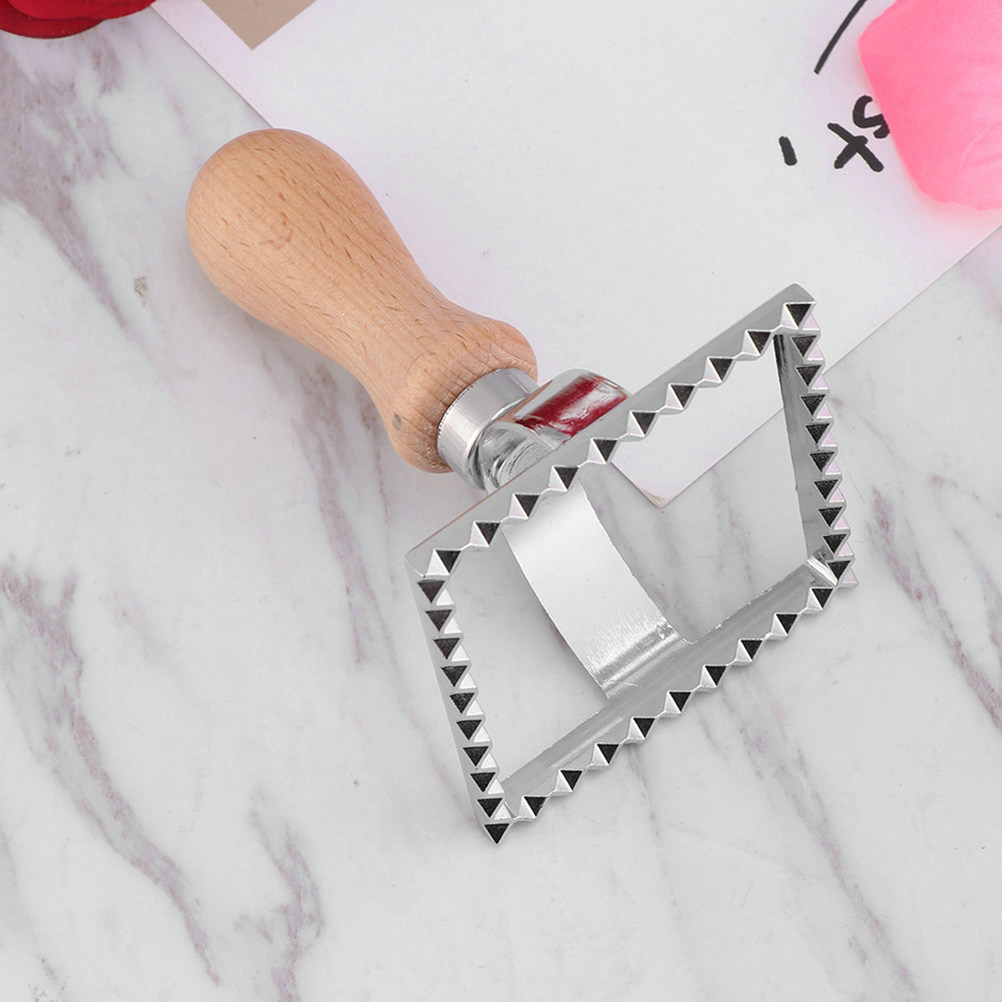 Kitchen Gadgets That Are Useful - 4Pcs Cetakan Biskuit Pemotong Kue Berenda